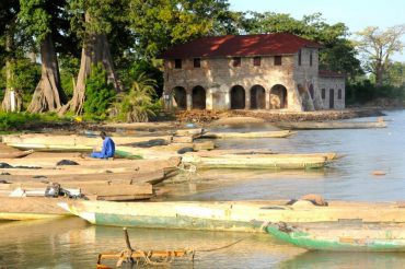 GAMBIA, OP BEZOEK BIJ KUNTA KINTEH’S NAZATEN