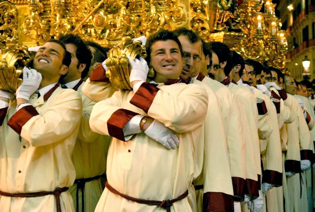 processies, Semana Santa, Goede Week, Malaga, costaleros , Spanje, Antonio Banderas als gast, spectaculaire praalwagens, indrukwekkende tronen, Mariabeelden, Jezusbeelden, Malaga evenement in april, optochten met heiligen beelden, nazareno's, broederschappen, Maria-en Christustronen, La Virgin de la Esperanza, El Cristo de Mena