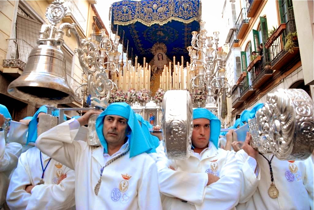 costaleros, Malaga, processies, Maria-en Christustronen, Spanje Semana Santa Malaga, Goede Week processies, gast Antonio Banderas, optochten met heiligenbeelden,april, Malaga's grootste evenement, indrukwekkende blinkende tronen, 