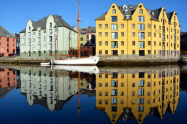 ÅLESUND, KLEURRIJKE ARCHIPEL TUSSEN FJORD EN OCEAAN