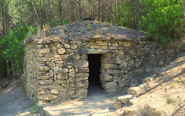 wijntoerisme catalonië, Mura, Abadal winery, Abadal wijnhuis, Sant Llorenç del Munt i Obac, Vall de Flequer, Geoparc de la Catalunya Central, do pla de bages, catallanse wijnen, dry stone wine huts, dry stone wine vats, 