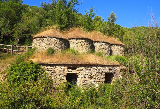 wijntoerisme catalonië, Mura, Abadal winery, Abadal wijnhuis, Sant Llorenç del Munt i Obac, Vall de Flequer, Geoparc de la Catalunya Central, do pla de bages, catallanse wijnen, dry stone wine huts, dry stone wine vats, 