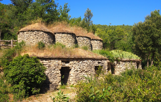 wijntoerisme catalonië, Mura, Abadal winery, Abadal wijnhuis, Sant Llorenç del Munt i Obac, Vall de Flequer, Geoparc de la Catalunya Central, do pla de bages, catallanse wijnen, dry stone wine huts, dry stone wine vats, 