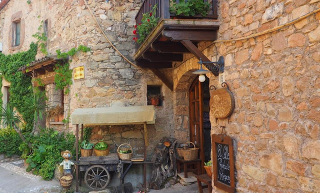 wijntoerisme catalonië, Mura, Abadal winery, Abadal wijnhuis, Sant Llorenç del Munt i Obac, Vall de Flequer, Geoparc de la Catalunya Central, do pla de bages, catallanse wijnen, dry stone wine huts, dry stone wine vats, 