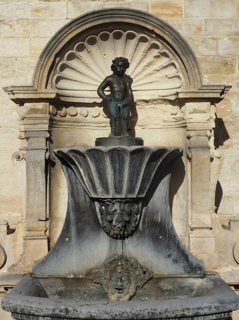 geraardsbergen,marbol geraardsbergen, sint-bartholomeuskerk, dierkosttoren, muur, muur van geraardsbergen, olavs mattentaartenhuis, manneken pis, mattentaarten, op de flanken van de muur, 