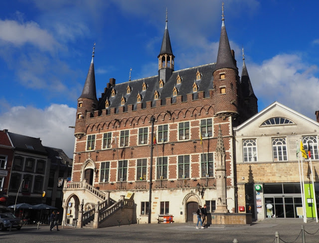 geraardsbergen,marbol putto, geraardsbergen, sint-bartholomeuskerk, dierkosttoren, muur, muur van geraardsbergen, olavs mattentaartenhuis, manneken pis, mattentaarten, op de flanken van de muur, 