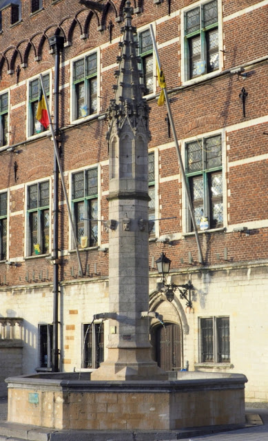 geraardsbergen,marbol putto, geraardsbergen, sint-bartholomeuskerk, dierkosttoren, muur, muur van geraardsbergen, olavs mattentaartenhuis, manneken pis, mattentaarten, op de flanken van de muur, 