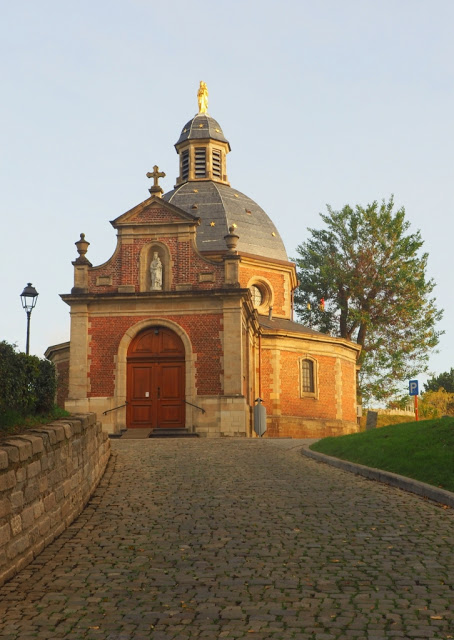 geraardsbergen,marbol putto, geraardsbergen, sint-bartholomeuskerk, dierkosttoren, muur, muur van geraardsbergen, olavs mattentaartenhuis, manneken pis, mattentaarten, op de flanken van de muur, 