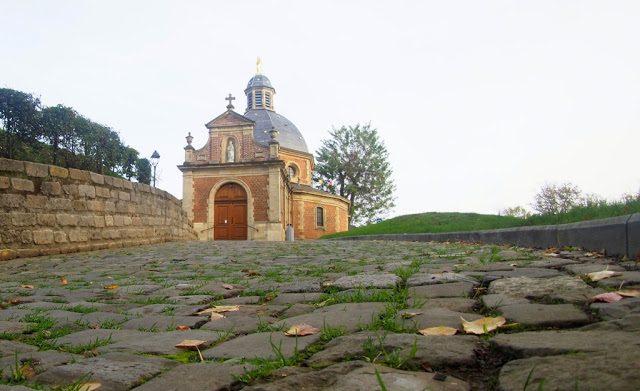 geraardsbergen,marbol geraardsbergen, sint-bartholomeuskerk, dierkosttoren, muur, muur van geraardsbergen, olavs mattentaartenhuis, manneken pis, mattentaarten, op de flanken van de muur, 