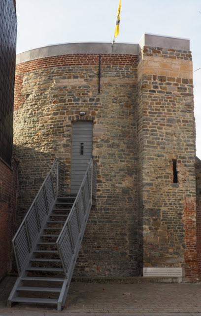 geraardsbergen,marbol putto, geraardsbergen, sint-bartholomeuskerk, dierkosttoren, muur, muur van geraardsbergen, olavs mattentaartenhuis, manneken pis, mattentaarten, op de flanken van de muur, 