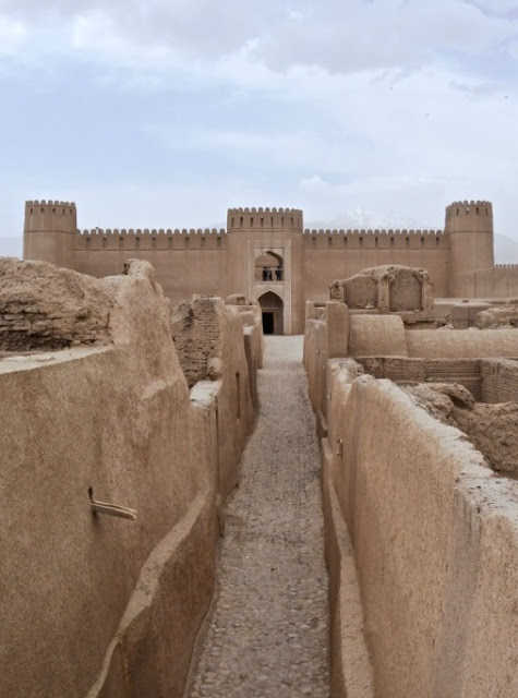 Iran, Perzië, soukh, bazaar, hammam, Kerman, Rayen, citadel Rayen, berg Haraz , handelsroute tussen Bam en Kerman, Perzische tuin, Shahzadeh (tuin van de prins),  Unesco Werelderfgoed, Mahan City, Shafi Abad, qanats, qanats Shafi Abad, Lut woestijn, Lut desert, Tetis Zee, Kerman, Perzische tapijten, shisha, Ganjaliplein Kerman, badhuis Hamam-e-Ganjali Khan, Cheshmehhammam in Kerman, troglodietendorp Meymad Iran, reizen Joker