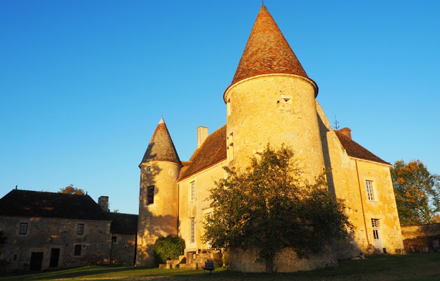 L’Orne, Normandië, Le Perche, Bellême, fietsen, fietsvakantie, fietsen in Frankrijk, L' Échappée de Sublaine, Saint-Jean-de-la-Fôret, Courthioust, Colonard-Corubert, Manoir de Courboyer,  Nocé, Boissy-Maugis, Parc Naturel Régional du Perche, Manoir de la Moussetière, Le Café des Amis Boissy-Maugis, Véloscénie, Manoir de la Vove, Basilique Notre Dame de Montligeon, Pont Catintat, Corbon, Mauves-sur-Huisne, Bois Dambrai, Saint-Ouen-de-la-Cour, Forêt de Bellême, Saint-Martin-du-Vieux-Bellême, Manoir du Lormarin, Auberge des 3J, La Route Royale, Dorceau,  Moutiers-au-Perche, Rémalard, charmestadjes in normandië, middeleeuwse kastelen in normandië, 