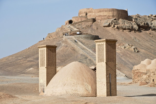 Cultuurreis iran, iran, perzië, yazd, shiraz, Torens der Stilte (Dakhma), Zoroastrisme, Zarathustra, Vuurtempel in Yazd, windtorens (bâdgir),  Dolat Abad Garden, Perzische tuin, Haj Khalife Ali Radbar,  Jameh moskee, Jameh moskee, Chakhmagh plein Yazd,  Amir Chakmagh Complex, Hussainia, Zurkaneh, Arg van Karim Khan, Goade-E-Arabanplein, Molk moskee, Vakil moskee, eten iran, Hafez Mausoleum, Hafez, Ascetische Islam, Qavam’s Orange Tree Garden Shiraz, Eram tuin, Eram garden Shiraz, Mausoleum Ali Ibn E Hamze, chador, 