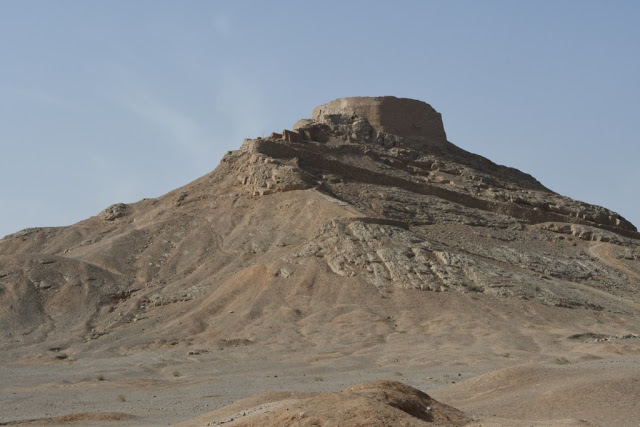 Cultuurreis iran, iran, perzië, yazd, shiraz, Torens der Stilte (Dakhma), Zoroastrisme, Zarathustra, Vuurtempel in Yazd, windtorens (bâdgir),  Dolat Abad Garden, Perzische tuin, Haj Khalife Ali Radbar,  Jameh moskee, Jameh moskee, Chakhmagh plein Yazd,  Amir Chakmagh Complex, Hussainia, Zurkaneh, Arg van Karim Khan, Goade-E-Arabanplein, Molk moskee, Vakil moskee, eten iran, Hafez Mausoleum, Hafez, Ascetische Islam, Qavam’s Orange Tree Garden Shiraz, Eram tuin, Eram garden Shiraz, Mausoleum Ali Ibn E Hamze, chador, 