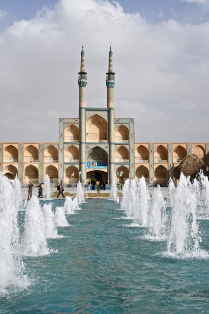 Cultuurreis iran, iran, perzië, yazd, shiraz, Torens der Stilte (Dakhma), Zoroastrisme, Zarathustra, Vuurtempel in Yazd, windtorens (bâdgir),  Dolat Abad Garden, Perzische tuin, Haj Khalife Ali Radbar,  Jameh moskee, Jameh moskee, Chakhmagh plein Yazd,  Amir Chakmagh Complex, Hussainia, Zurkaneh, Arg van Karim Khan, Goade-E-Arabanplein, Molk moskee, Vakil moskee, eten iran, Hafez Mausoleum, Hafez, Ascetische Islam, Qavam’s Orange Tree Garden Shiraz, Eram tuin, Eram garden Shiraz, joker reizen, Mausoleum Ali Ibn E Hamze, chador, 