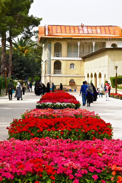 Cultuurreis iran, iran, perzië, yazd, shiraz, Torens der Stilte (Dakhma), Zoroastrisme, Zarathustra, Vuurtempel in Yazd, windtorens (bâdgir),  Dolat Abad Garden, Perzische tuin, Haj Khalife Ali Radbar,  Jameh moskee, Jameh moskee, Chakhmagh plein Yazd,  Amir Chakmagh Complex, Hussainia, Zurkaneh, Arg van Karim Khan, Goade-E-Arabanplein, Molk moskee, Vakil moskee, eten iran, Hafez Mausoleum, Hafez, Ascetische Islam, Qavam’s Orange Tree Garden Shiraz, Eram tuin, Eram garden Shiraz, joker reizen, Mausoleum Ali Ibn E Hamze, chador, 