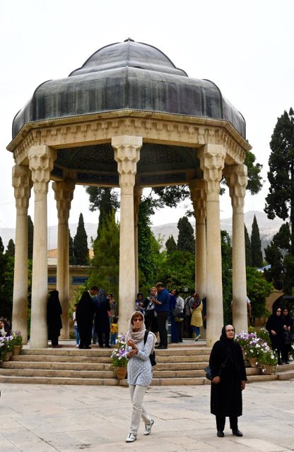 Cultuurreis iran, iran, perzië, yazd, shiraz, Torens der Stilte (Dakhma), Zoroastrisme, Zarathustra, Vuurtempel in Yazd, windtorens (bâdgir),  Dolat Abad Garden, Perzische tuin, Haj Khalife Ali Radbar,  Jameh moskee, Jameh moskee, Chakhmagh plein Yazd,  Amir Chakmagh Complex, Hussainia, Zurkaneh, Arg van Karim Khan, Goade-E-Arabanplein, Molk moskee, Vakil moskee, eten iran, Hafez Mausoleum, Hafez, Ascetische Islam, Qavam’s Orange Tree Garden Shiraz, Eram tuin, Eram garden Shiraz, joker reizen, Mausoleum Ali Ibn E Hamze, chador, 