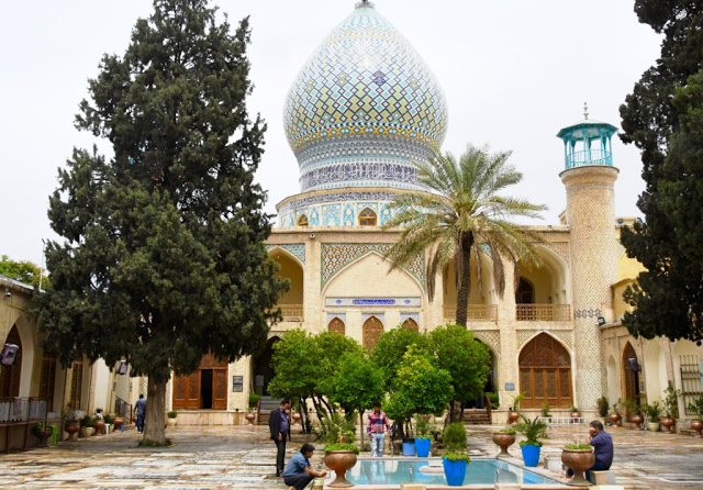 Cultuurreis iran, iran, perzië, yazd, shiraz, Torens der Stilte (Dakhma), Zoroastrisme, Zarathustra, Vuurtempel in Yazd, windtorens (bâdgir),  Dolat Abad Garden, Perzische tuin, Haj Khalife Ali Radbar,  Jameh moskee, Jameh moskee, Chakhmagh plein Yazd,  Amir Chakmagh Complex, Hussainia, Zurkaneh, Arg van Karim Khan, Goade-E-Arabanplein, Molk moskee, Vakil moskee, eten iran, Hafez Mausoleum, Hafez, Ascetische Islam, Qavam’s Orange Tree Garden Shiraz, Eram tuin, Eram garden Shiraz, joker reizen, Mausoleum Ali Ibn E Hamze, chador, 