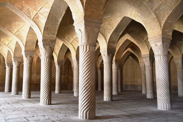 Cultuurreis iran, iran, perzië, yazd, shiraz, Torens der Stilte (Dakhma), Zoroastrisme, Zarathustra, Vuurtempel in Yazd, windtorens (bâdgir),  Dolat Abad Garden, Perzische tuin, Haj Khalife Ali Radbar,  Jameh moskee, Jameh moskee, Chakhmagh plein Yazd,  Amir Chakmagh Complex, Hussainia, Zurkaneh, Arg van Karim Khan, Goade-E-Arabanplein, Molk moskee, Vakil moskee, eten iran, Hafez Mausoleum, Hafez, Ascetische Islam, Qavam’s Orange Tree Garden Shiraz, Eram tuin, Eram garden Shiraz, joker reizen, Mausoleum Ali Ibn E Hamze, chador, 