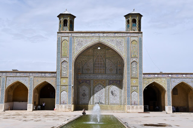 Cultuurreis iran, iran, perzië, yazd, shiraz, Torens der Stilte (Dakhma), Zoroastrisme, Zarathustra, Vuurtempel in Yazd, windtorens (bâdgir),  Dolat Abad Garden, Perzische tuin, Haj Khalife Ali Radbar,  Jameh moskee, Jameh moskee, Chakhmagh plein Yazd,  Amir Chakmagh Complex, Hussainia, Zurkaneh, Arg van Karim Khan, Goade-E-Arabanplein, Molk moskee, Vakil moskee, eten iran, Hafez Mausoleum, Hafez, Ascetische Islam, Qavam’s Orange Tree Garden Shiraz, Eram tuin, Eram garden Shiraz, joker reizen, Mausoleum Ali Ibn E Hamze, chador, 