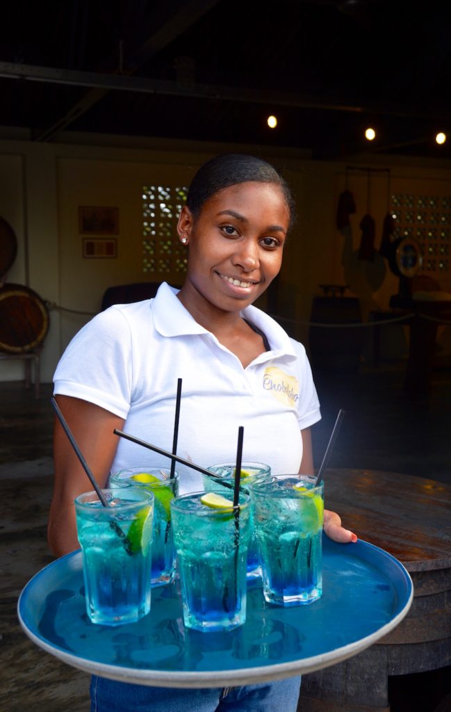 Plateau Blue Curaçao cocktails, landhuis Chobolobo, originele blue Curaçao, bedrijf sinds 1896, Curaçao