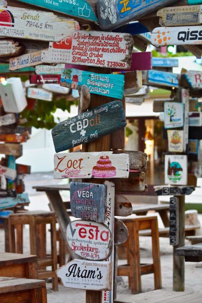 Mambo beach, veel cafeetjes, zonsondergang strand, hippe plek, ambiance, bordjes, cafés en restaurants