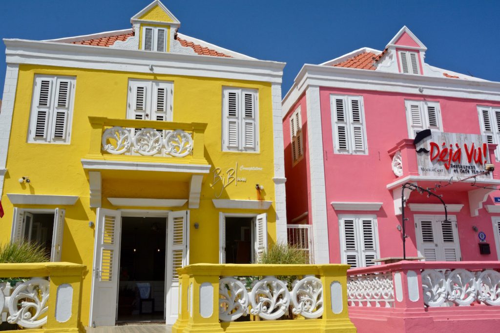 Hippe wijk, Pieter Maai, Willemstad, Curaçao, felgekleurde huizen