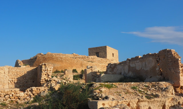 Sfax, kerkenna, archipel, tunesië, golf van ghabes, el ataya, la poulpe kerkenna, remla, gharbi, chergui, kraten, vissers tunesië, feloek, felouque, restaurant le pecheur el ataya, la charfia kerkennah, octopus, inktvis, zeevisserij, Borj El Hassar, Cercinae, kerkennah archipel, oude vissermethoden, 