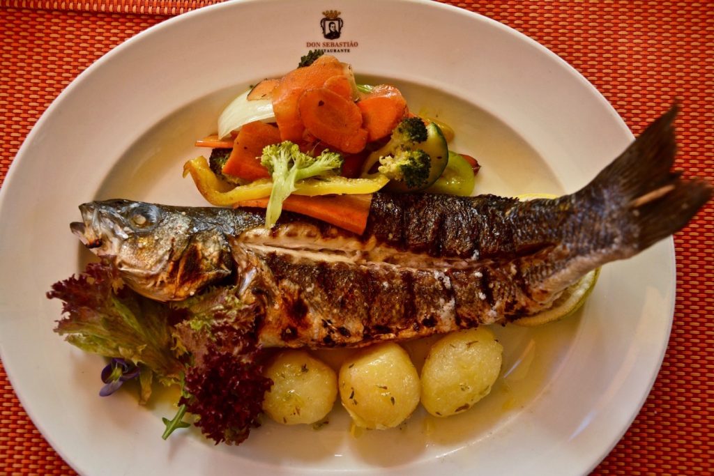 Algarve cuisine, fish, vis met groenten, Algarve keuken, gegrilde vis,Algarve, foodies, Portugal