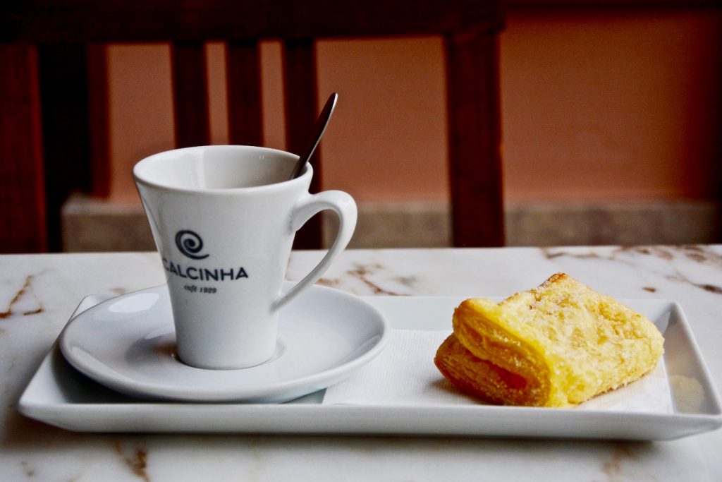 koffie, café Calcinha, Portugese lekkernij, Loulé, Algarve, Portugal, falhado de Loulé, traditioneel Portugees gerecht, zoetigheid