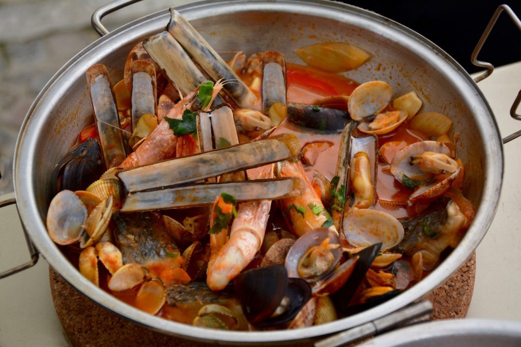 cataplana, typical Algarve food, Algarve gastronomie, Portugese keuken, zeevruchten, traditioneel Portugees gerecht