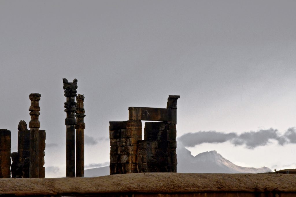 Persepolis paleizencomplex Darius I Iran mountains clouds