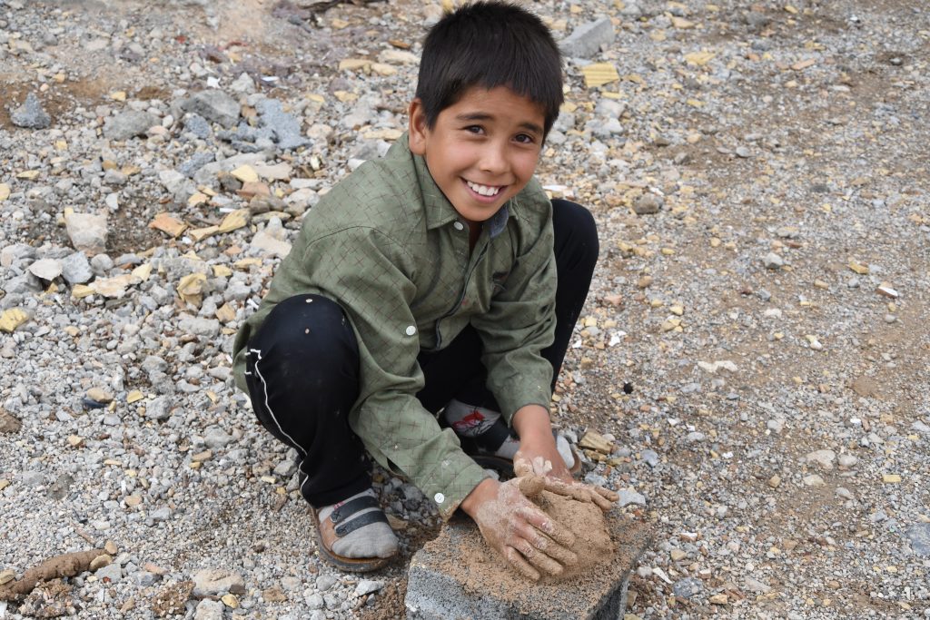 Iranees jongetje glimlach Iran dorpje local boy