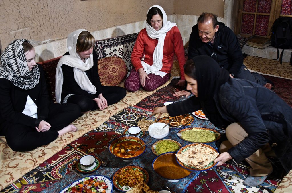 Jokergroep Joker reizen lokale maaltijd local Iranese food