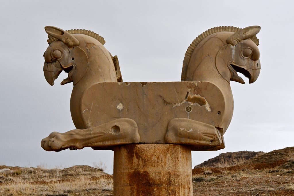 beeldhouwwerk paard met twee hoofden statue Persepolis Iran Persia historic site