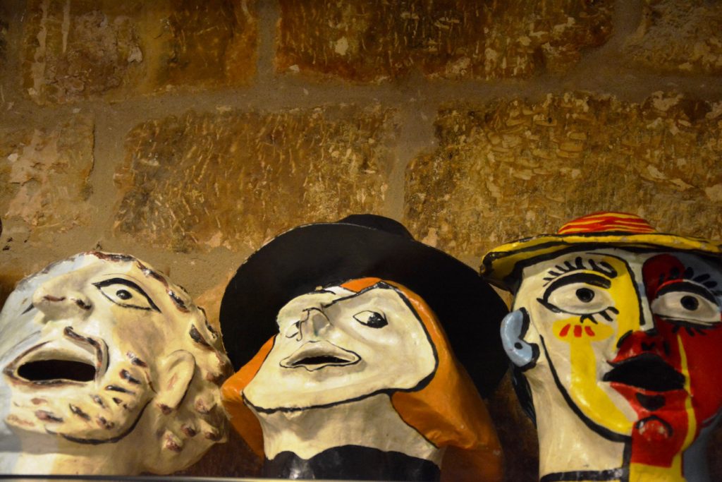 kleurrijke maskers, Picasso Center, Horta de Sant Joan, Pablo Picasso, Catalonië