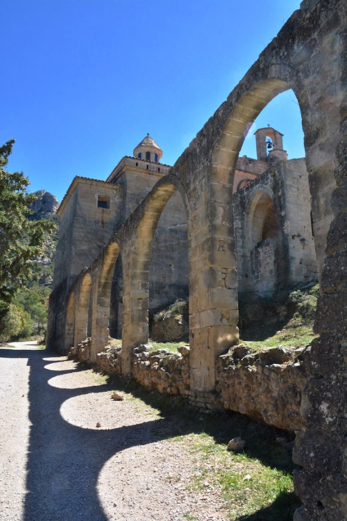 zijkant Sant Salvador klooster, Santa Barbara berg, bedevaartsoord, Catalonië, vlakbij Horta de Sant Joan