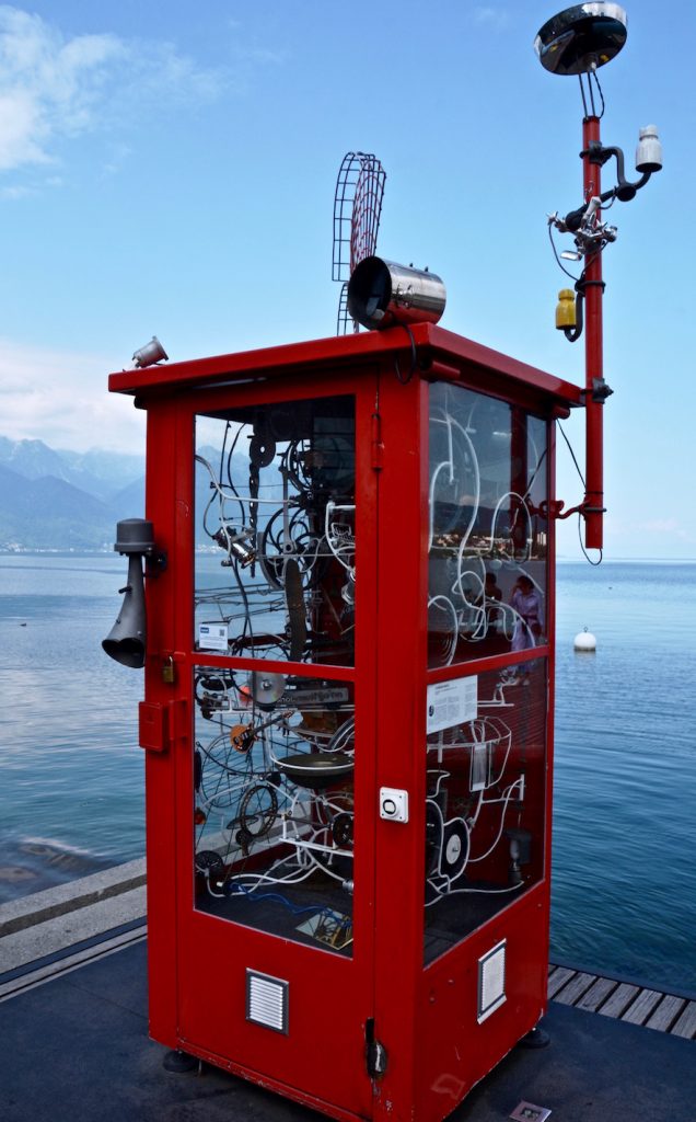 Telefooncel kunstwerk, Allô Claude, hommage voor Claude Nobs, Montreux Jazzfestival, lakeside promenade Montreux, Zwitserland, fietstour