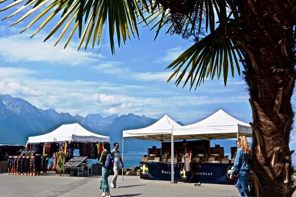 toeristische markt, lakeside promenade, meer van Genève, Montreux, Switzerland, bergen, palmen