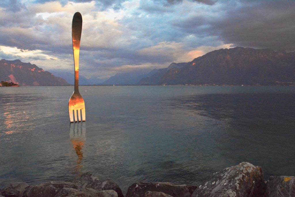 La Fourchette, vork, het meer van Genève, weerkaatsing van ondergaande zon, zonsondergang, bergen, lake, Vevey, Switzerland, La Suisse