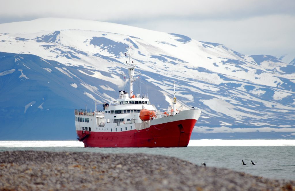 Spitsbergen expeditie schip sneeuw bergen