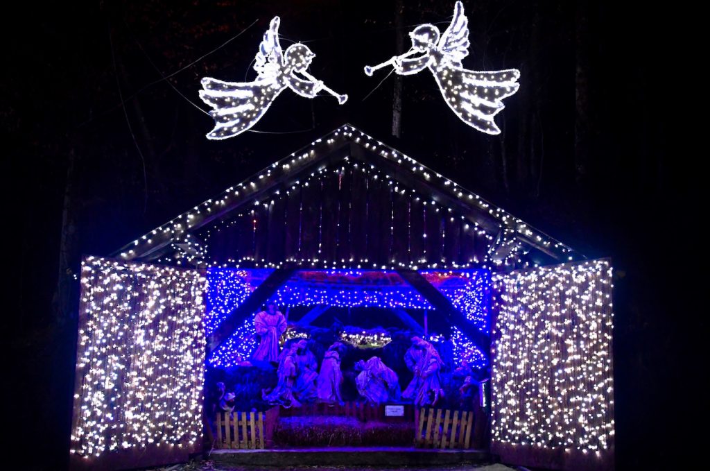 verlichte kerststal, engeltjes, kerstlichtjes, kerstmis, Salajland, Kroatië, fantasiewereld, kerstverhaal