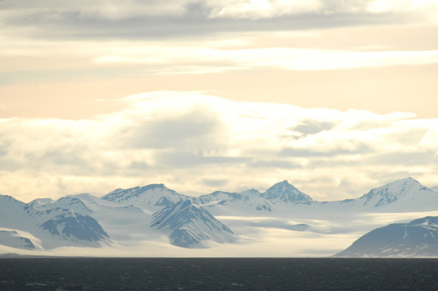 Sneeuwbergen fjord mist ochtendnevel zonsopgang Spitsbergen Svalbard varen