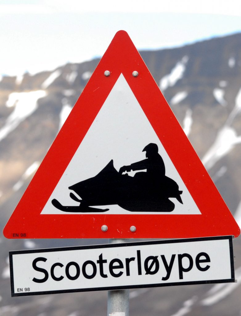 sneeuwscooter verkeersbord Spitsbergen Longyearbyen Svalbard