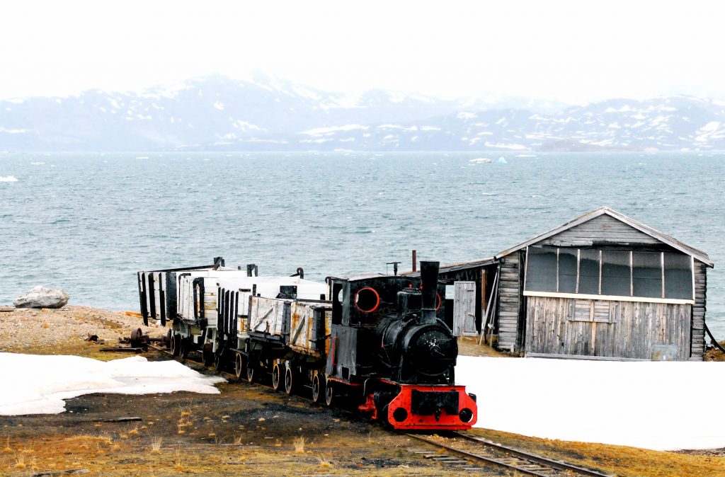 Alkhornet verlaten koolmijnstadje desolaat locomotief urbex Spitsbergen Svalbard