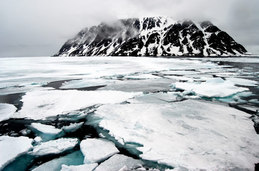 ijszee ijsschotsen ijsberg Spitsbergen Svalbard