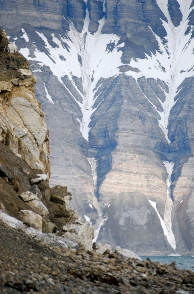 Bergen rotsen sneeuw Spitsbergen Svalbard