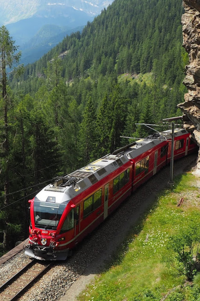 Bernina Express, Albula, Switzerland, train, travel by train, mountains, narrow rails, treinreis, Graubünden, rode trein, Zwitserse Alpen