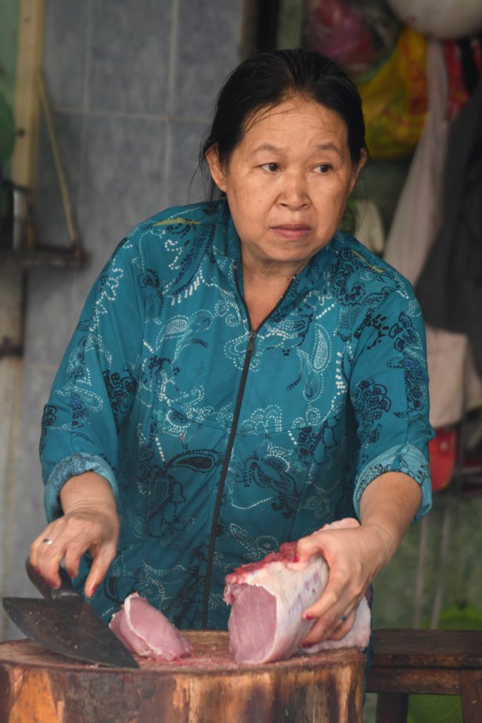 Marktkraamster Binh Tay markt Saigon slager Vietnamese dame vietnamese lady Cholon market Bin Tay Ho Chi Minh City meat seller