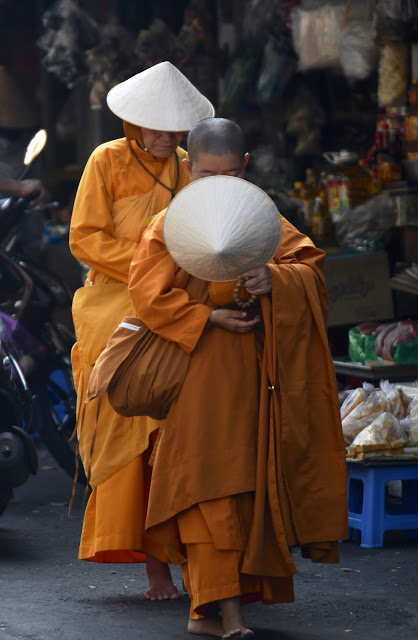 boeddhistische monniken boeddhist monks market Saigon Ho Chi Minh City Vietnam